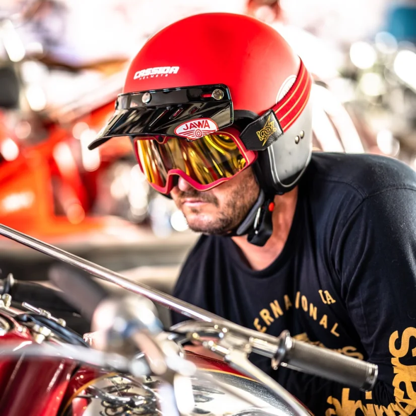 Flacher Helmschirm Oxygen / ESO Jawa, Cassida - schwarz (Druckknopf-Befestigung)