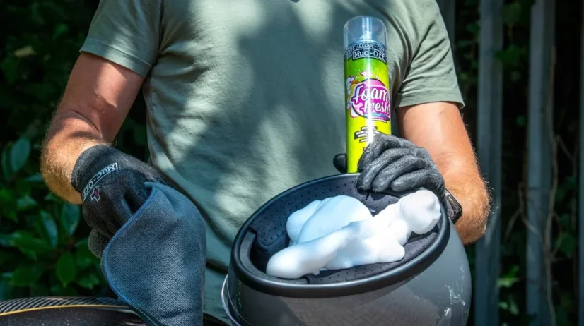Aktivní pěna pro čištění vnitřku přilby MUC-OFF (Foam Fresh) 400ml