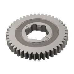 Kolo ozubené 44z., 1. rychlostní stupeň - volné (MZA) je originální náhradní díl určený pro převodovky motorů Simson. Ozubené kolo je montováno jako volné kolo na hnací hřídeli a je vhodné pro 3-, 4- i 5rychlostní motory.