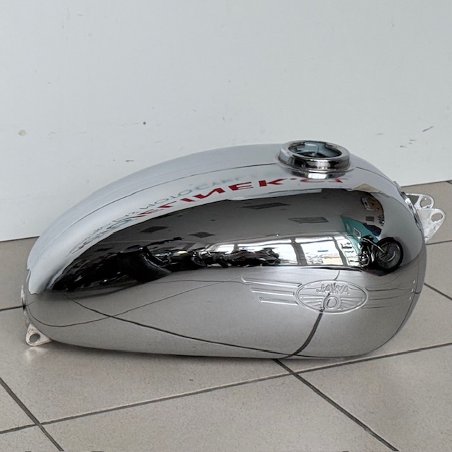 Kraftstofftank nach der Restauration — JAWA 250/350 Typ 559/360