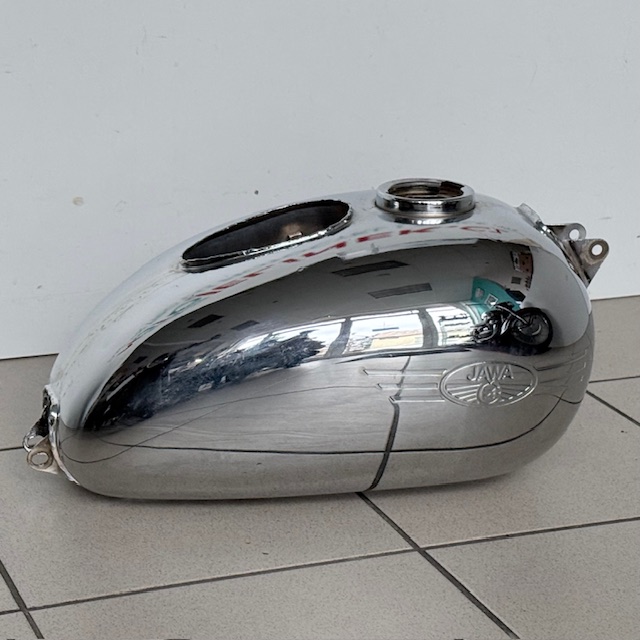 Kraftstofftank nach der Restauration — JAWA-ČZ 125/175